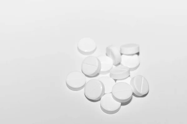 Pílulas Brancas Fundo Branco Vista Perto Antecedentes Imagem Saúde — Fotografia de Stock