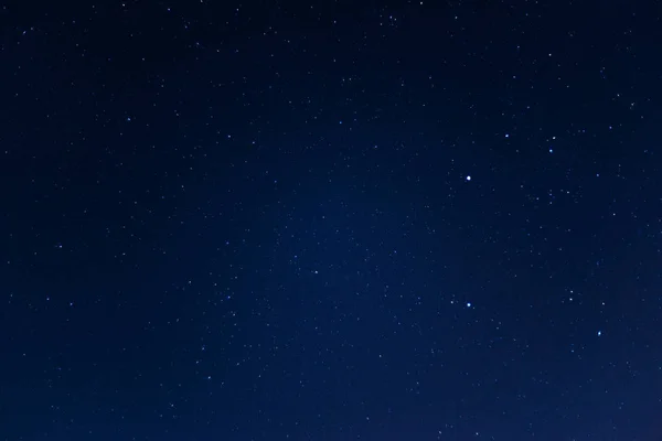 Uzun pozlama gece gökyüzü yıldız fotoğraf. Takımyıldızları ile bir sürü yıldız. Şehirden uzak. Gece manzarası.