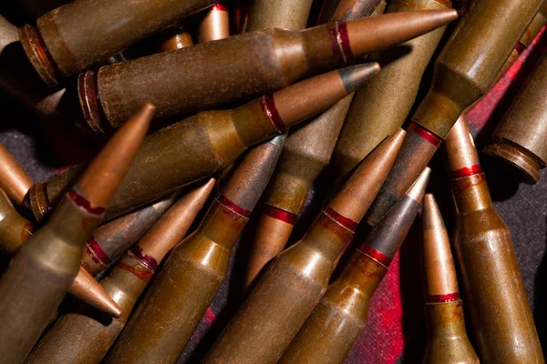 Bir sürü tüfek mermisi. AK-47 mermi kovanı. Zırh delici kartuş yakın görüş. Görünmeyen fotoğraf.