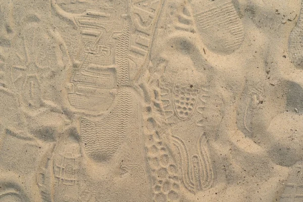 Sand Strand Mit Fußabdrücken Und Schuhen Viele Fußabdrücke Mit Und — Stockfoto