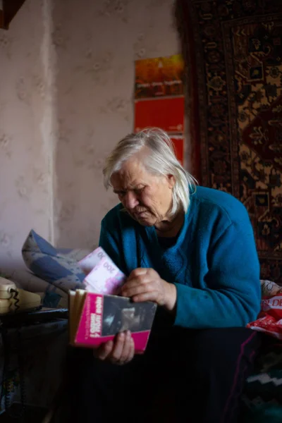Украина Киев Декабря 2018 Года Старой Бедной Седой Женщины Руках — стоковое фото