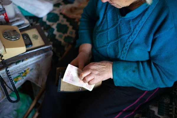 Vieille Pauvre Femme Aux Cheveux Gris Tient Argent Ukrainien Hryvna — Photo