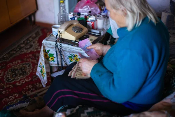 Старая Бедная Седовласка Держит Руках Украинские Бумажные Деньги Женщина Грустит — стоковое фото