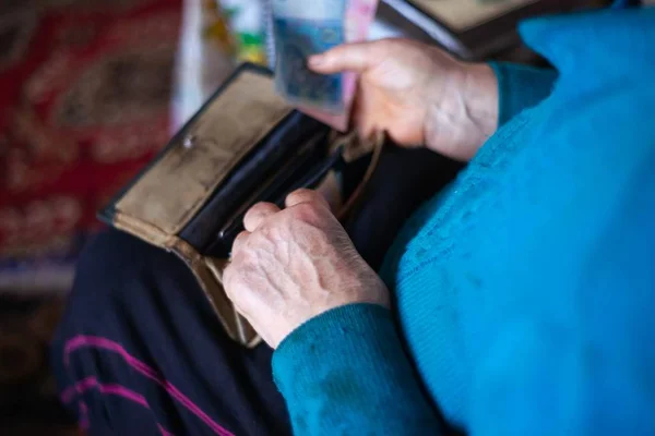 Старая Бедная Седовласая Женщина Кладет Бумажные Украинские Деньги Свой Винтажный — стоковое фото