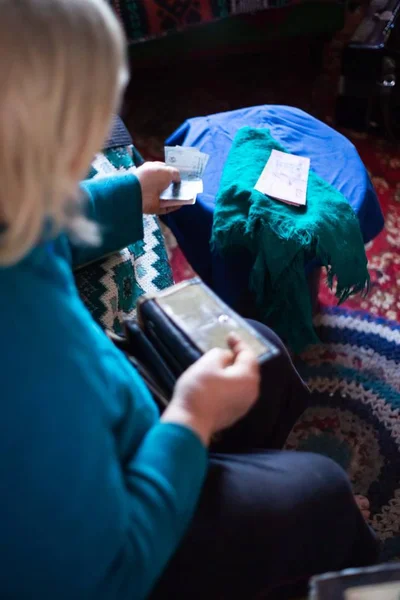 Старая Бедная Седовласка Держит Руках Украинские Бумажные Деньги Женщина Грустит — стоковое фото