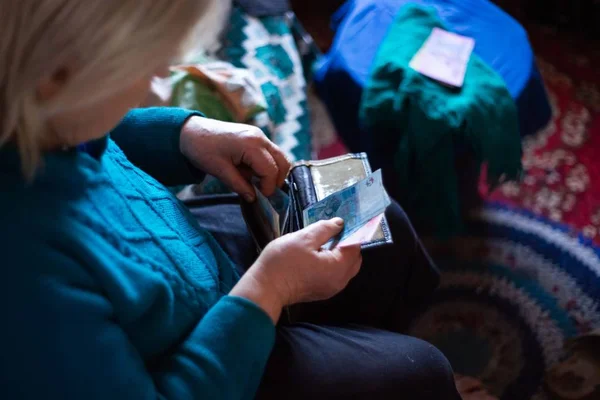 Stara Biedna Siwa Kobieta Trzyma Ukraińskie Pieniądze Rękach Kobieta Jest — Zdjęcie stockowe