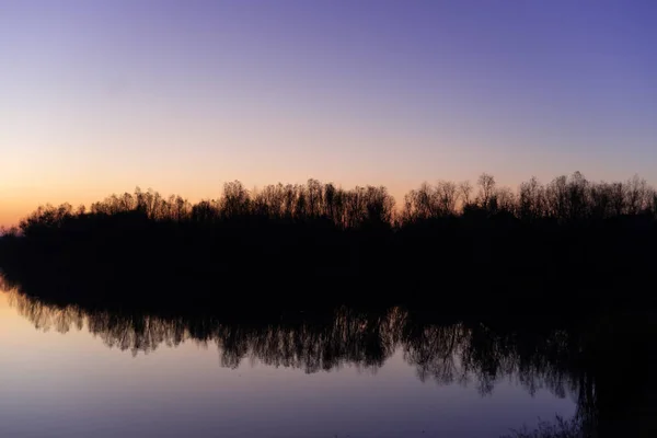 Azul Tempo Céu Noite Paisagem Com Árvores Lago Primeiro Plano — Fotografia de Stock