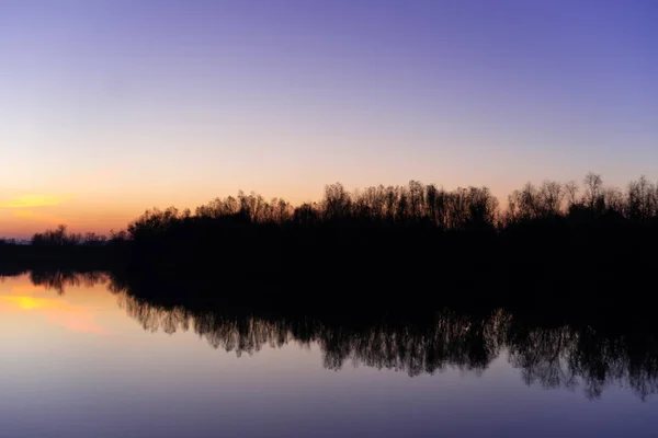 Azul Tempo Céu Noite Paisagem Com Árvores Lago Primeiro Plano — Fotografia de Stock