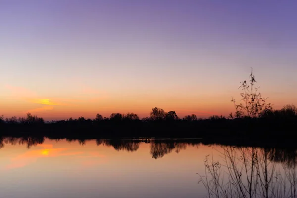 Niebieski Czas Wieczorem Niebo Krajobraz Drzew Jeziora Pierwszym Planie Niebieski — Zdjęcie stockowe