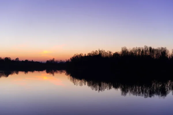 Azul Tempo Céu Noite Paisagem Com Árvores Lago Primeiro Plano — Fotografia de Stock