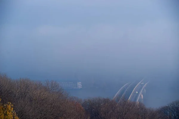 Φθινόπωρο Ομίχλη Και Ποτάμι Γέφυρα Χάλυβα Τρένο Του Μετρό Θολή — Φωτογραφία Αρχείου