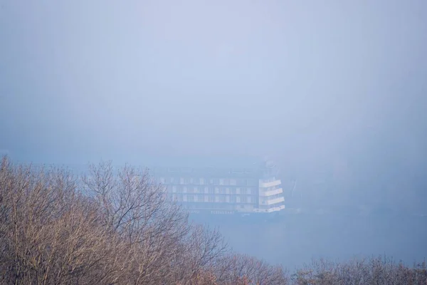 Φθινόπωρο Ομίχλη Και Μεγάλο Πλωτό Ξενοδοχείο Στο Ποτάμι Θολή Φόντο — Φωτογραφία Αρχείου