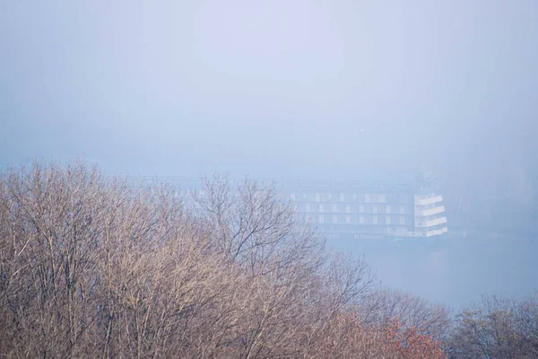 Φθινόπωρο Ομίχλη Και Μεγάλο Πλωτό Ξενοδοχείο Στο Ποτάμι Θολή Φόντο — Φωτογραφία Αρχείου