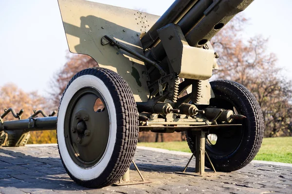 Старая Винтажная Военная Артиллерийская Пушка Музее Военной Техники Открытым Небом — стоковое фото