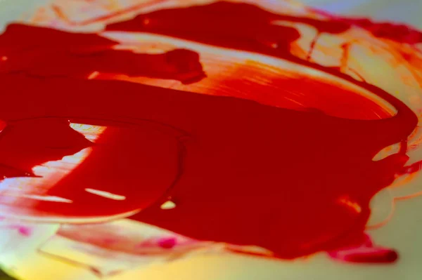 Červená Akrylová Barva Oslnivém Stole Paleta Stole Život Umělce — Stock fotografie
