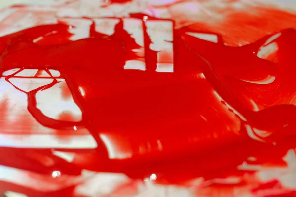 Červená Akrylová Barva Oslnivém Stole Paleta Stole Život Umělce — Stock fotografie