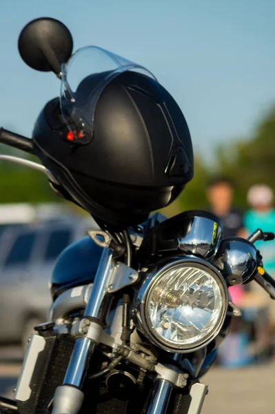 Motosiklet festivalinde kasklı eski bir yarış motosikleti.