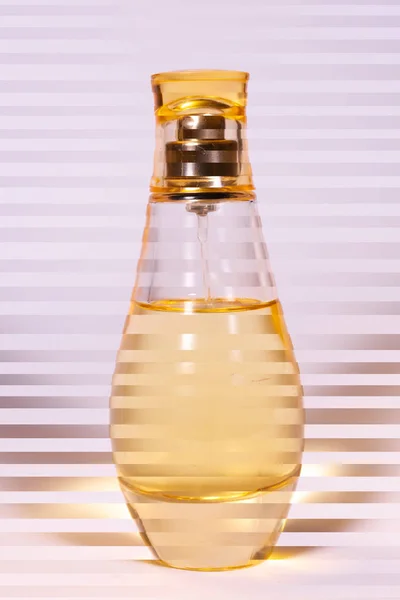 Meleg Sárga Színű Üveg Parfüm Palack Fehér Lila Alapon Fénykép — Stock Fotó