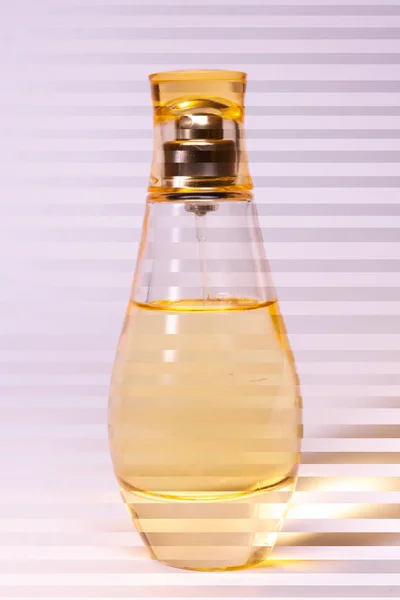 Ciepłe Żółte Szkło Butelka Perfum Biało Fioletowym Tle Zdjęcie Zawiera — Zdjęcie stockowe