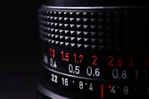 Vintage sinais escala de lente close-up. Foto stock com cinza borrado — Fotografia de Stock