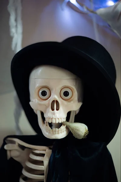 Skelet Met Hoed Het Hoofd Mantel Met Knoflook Mond Halloween — Stockfoto