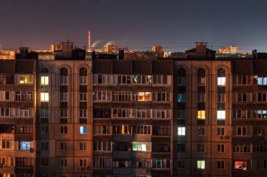 Gece 9 ve 10 katlı yüksek katlı turuncu renkli binalar. Büyük şehir hayatı burada.!