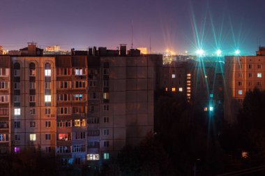 Gece boyunca 9 ve 10 katlı yüksek binaların turuncu ve mavi renkli resimlerini çektim. Büyük şehir hayatı burada.!