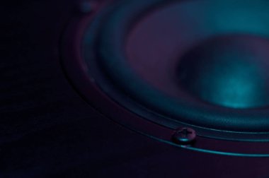 Mor renkli akustik sistemden profesyonel hoparlör. Woofer ve Midbass hoparlörleri. Gece kulübü atmosferi.