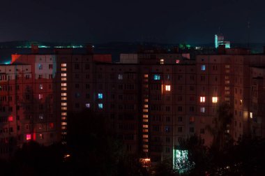 Gece boyunca fotoğraf 9 ve 10 katlı kırmızı renkli binalar. Büyük şehir hayatı burada.!