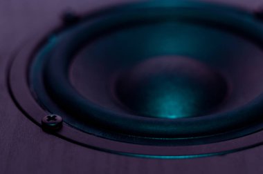 Mor renkli akustik sistemden profesyonel hoparlör. Woofer ve Midbass hoparlörleri. Gece kulübü atmosferi.
