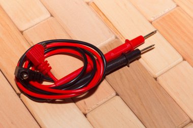 Tahta zeminde dijital çokölçer var.