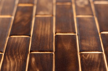 Ahşap kaplı küçük tabaklar. Alt manzara. Döşeme iç mekanın bir elemanı olarak.