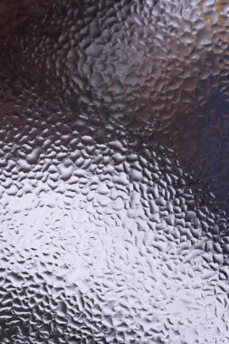 Cam pencereye su damlaları düşer. Arka planda bulanıklık olur. Makroda damlalar. Pencereye yakın mesafede yoğunlaş. Islak hava.