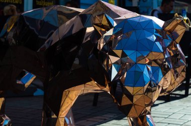Ukrayna, Kyiv, 23.08.2018. Origami ayı büyük metalik parlayan ayı heykel sililar. Yalnızca editoryal kullanım.