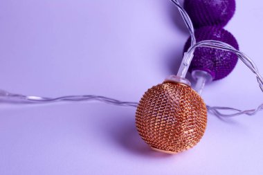 Beyaz arka planda metalik ızgara topları olan pil çelengi. Bulanık arkaplan ile yakın plan görünümü.