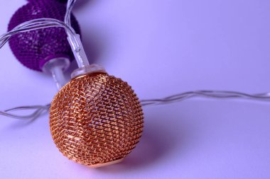 Beyaz arka planda metalik ızgara topları olan pil çelengi. Bulanık arkaplan ile yakın plan görünümü.