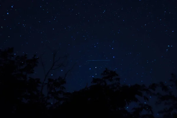 长期曝光夜照片 满天飞的繁星 远离城市 — 图库照片