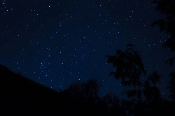 Dlouhá Noční Fotka Spousta Hvězd Střechou Popředí Daleko Města — Stock fotografie