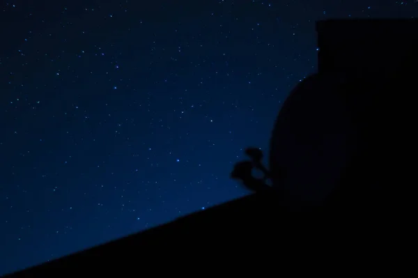 Долгосрочное Фото Много Звезд Крышей Спутниковой Тарелкой Переднем Плане Далеко — стоковое фото