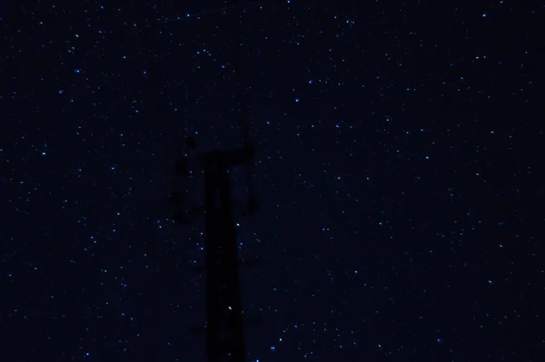 长曝光夜照片 许多有柱子在前边的星星 远离城市 — 图库照片