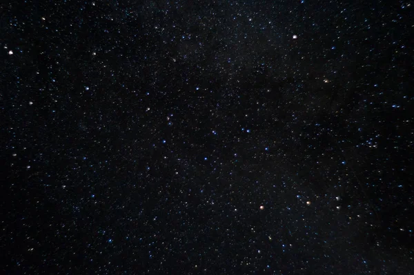 长期暴露的宇宙夜间照片 很多有星座的星星远离城市 — 图库照片