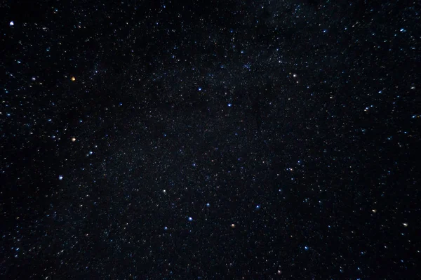 一张黑暗的夜晚长曝光照片 很多有星座的星星 远离城市 — 图库照片