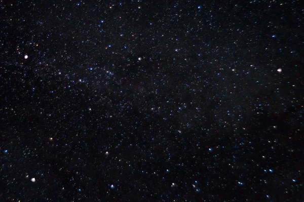 Uzun pozlama gece fotoğrafı. Takımyıldızları ile bir sürü yıldız. Şehirden uzak. Gece güzel manzara.