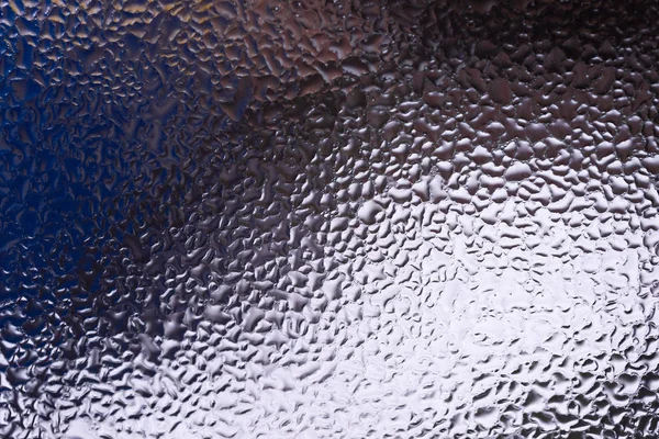 玻璃窗上的水滴在模糊的背景下关上了 宏观数据下降 窗户上的冷凝物关上了 湿空气 — 图库照片