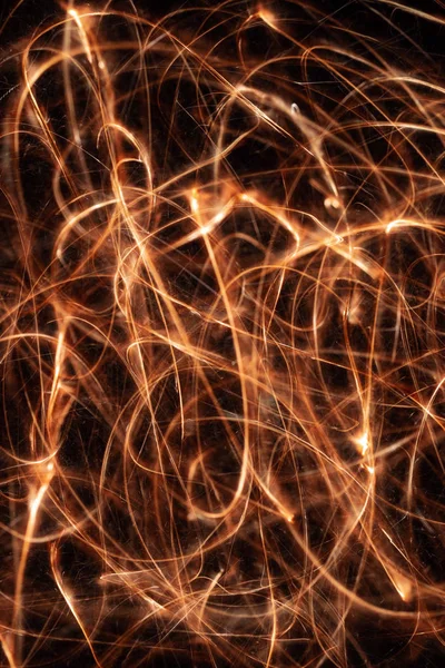 Bengali alevinin ışığa maruz kalmış uzun bir fotoğrafı. Aydınlatma fotoğrafı. Yumuşak odak ve bir sürü satır. 