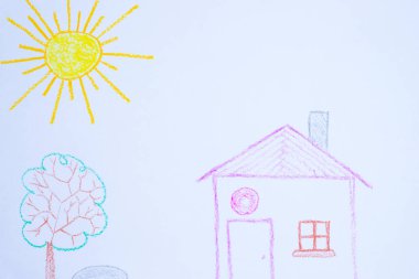 Beyaz kağıda ev, ağaç, güneş ve taş çizimleri. Anaokulu çizimleri.