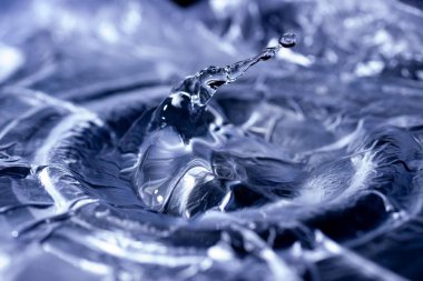 Akustik zarda su damlaları var. Havada çok damla var. Yüksek frekanslı ses dalgaları. Su bulutu küçük damlalar. Donmuş zaman çekimi. 