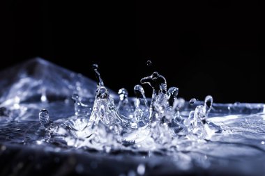 Akustik zarda su damlaları var. Havada çok damla var. Yüksek frekanslı ses dalgaları. Su bulutu küçük damlalar. Donmuş zaman çekimi. 