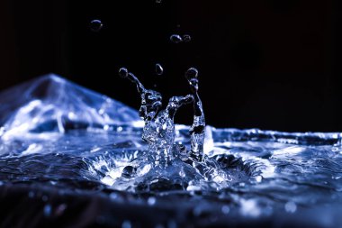 Akustik zarda su damlaları var. Havada çok damla var. Yüksek frekanslı ses dalgaları. Su bulutu küçük damlalar. Donmuş zaman çekimi. 