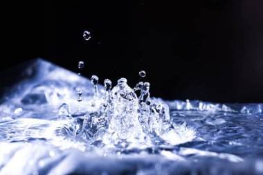 Akustik zarda su damlaları var. Havada çok damla var. Yüksek frekanslı ses dalgaları. Su bulutu küçük damlalar. Donmuş zaman çekimi. 